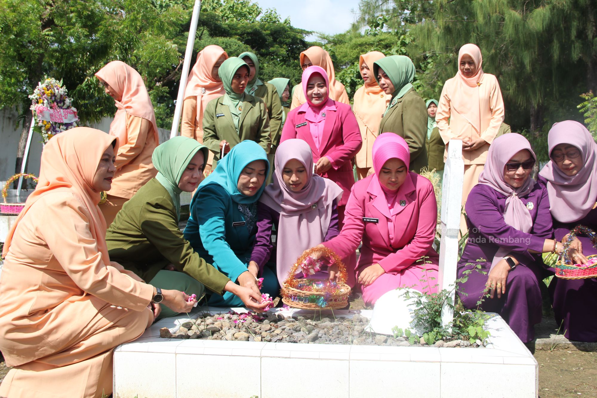 Ziarah dan Santunan Lansia Warnai Peringatan Hari Ibu 2025